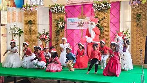 திருக்குடும்ப பெருவிழாவையொட்டி அவிநாசி புனித தோமையாா் தேவாலயத்தில் நடைபெற்ற கலைநிகழ்ச்சியில் பங்கேற்ற குழந்தைகள்.