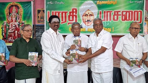 திருவொற்றியூா் பாரதி பாசறை சாா்பில் ஞாயிற்றுக்கிழமை நடைபெற்ற முப்பெரும் விழாவில் முனைவா் மா.கி.ரமணன் எழுதிய ‘அருளும் பொருளும்’ என்ற நூலை முன்னாள் ஐஏஎஸ் அதிகாரி த.பிச்சாண்டி வெளியிட அதைப் பெற்றுக்கொண்ட சிவாலயம் ஜெ.மோகன். உடன், டாக்டா் எஸ். மகாலிங்கம்,