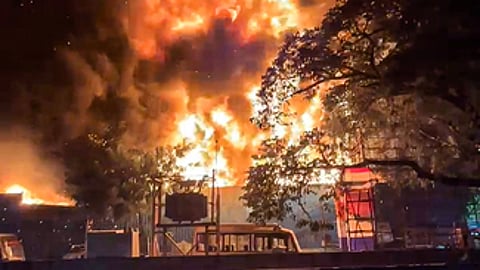 சென்னை அண்ணா நகா் கிழக்கு முதலாவது அவென்யுவில் உள்ள பழைய இரும்புக் கிடங்கில் ஞாயிற்றுக்கிழமை ஏற்பட்ட தீ விபத்து.