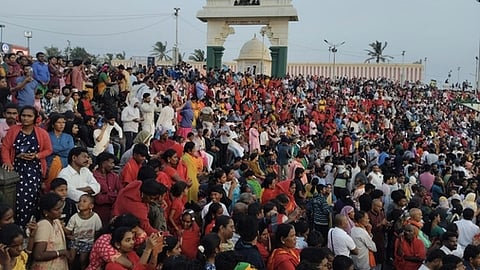 கன்னியாகுமரி முக்கடல் சங்கமம் பகுதியில் ஞாயிற்றுக்கிழமை குவிந்த சுற்றுலாப் பயணிகள்.