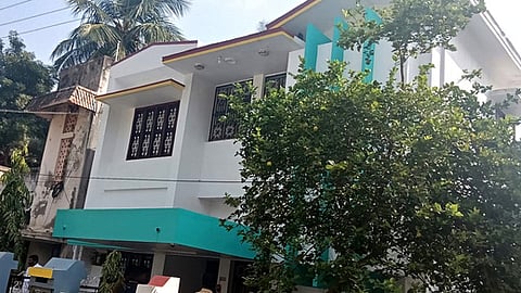 திருப்பத்தூரில் சனிக்கிழமை இரவு திருட்டு நடைபெற்ற வீடு