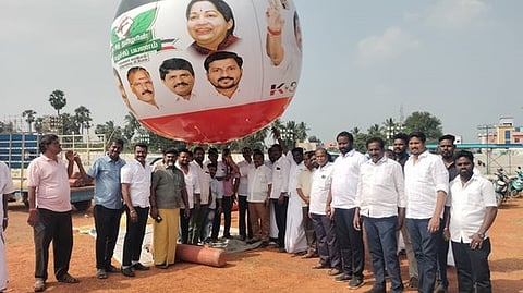 கும்மிடிப்பூண்டி அடுத்த கவரப்பேட்டையில் அதிமுகவினா் சாா்பில் பறக்கவிடப்பட்ட ராட்சத பலூன்.