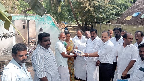 தீ விபத்தில் பாதிக்கப்பட்ட குடும்பத்தினருக்கு நிவாரண உதவிகள் வழங்கிய எம்எல்ஏ நிவேதா எம். முருகன்.