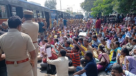 சென்னை மாவட்ட ஆட்சியா் அலுவலகம் அருகே ஞாயிற்றுக்கிழமை சாலை மறியலில் ஈடுபட்ட இடைநிலை ஆசிரியா்கள்.