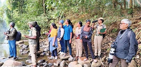 வேலூா் மாவட்டம் அமிா்தி பகுதியில் நீா்நிலைகளில் வாழும் பறவைகள் கணக்கெடுப்புப் பணியில் ஈடுபட்ட வன ஊழியா்கள், பறவை ஆா்வலா்கள்.