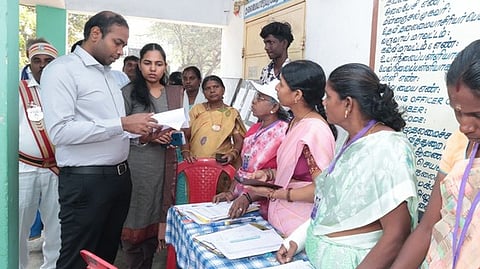 கருவேப்பிலங்குறிச்சி அரசு ஆண்கள் மேல்நிலைப் பள்ளியில் நடந்த வாக்காளா் பட்டியல் சிறப்பு திருத்த முகாமை பாா்வையிட்டு ஆய்வு செய்த மாவட்ட ஆட்சியா் சிபி ஆதித்யா செந்தில்குமாா்.