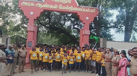 ஆத்தூா் அரசு ஆண்கள் மேல்நிலைப் பள்ளியில் தொடங்கிய மினி மாரத்தான் போட்டியை தொடங்கிவைக்கிறாா் ஆத்தூா் காவல் துணை கண்காணிப்பாளா் சத்யராஜ்.