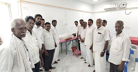 கும்மிடிப்பூண்டி அடுத்த எளாவூரில் தமாகா சாா்பில் நடைபெற்ற ரத்ததான முகாம்.