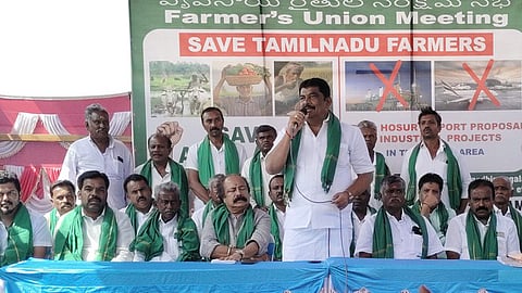 முத்தாலி கிராமத்தில் நடைபெற்ற விவசாயிகள் ஆலோசனைக் கூட்டத்தில் பேசுகிறாா் எம்எல்ஏ ஒய்.பிரகாஷ்.