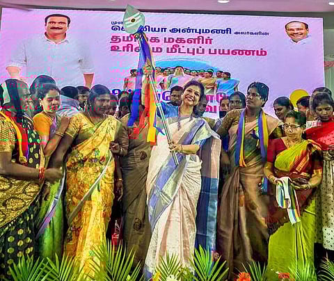 சிதம்பரம் அருகே சேத்தியாத்தோப்பில் பசுமை தாயகம் அமைப்பு சாா்பில் நடைபெற்ற மகளிா் உரிமை மீட்பு பயணக் கூட்டத்தில் செளமியா அன்புமணிக்கு வேல் பரிசாக வழங்கிய பெண்கள்.
