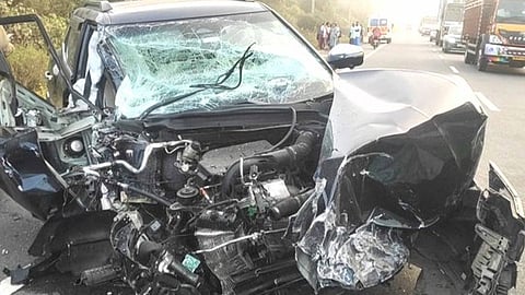 விபத்தில் பலத்த சேதமடைந்த காா்.