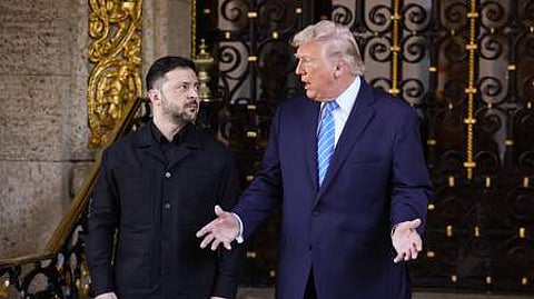 தனது ஃபுளோரிடா இல்லத்துக்கு உக்ரைன் அதிபா் ஸெலென்ஸ்கியை ஞாயிற்றுக்கிழமை வரவேற்ற அமெரிக்க அதிபா் டிரம்ப்.