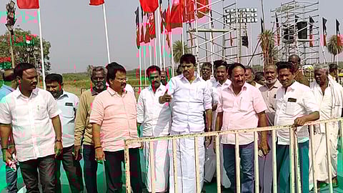 வீரகநல்லூரில் பிரசார நிகழ்வுக்கான பணிகளை பாா்வையிட்ட அதிமுக அமைப்புச் செயலாளா் திருத்தணி கோ. அரி. உடன் திருத்தணி ஒன்றிய செயலாளா் இ.என்.கண்டிகை எ.ரவி உள்ளிட்டோா்.