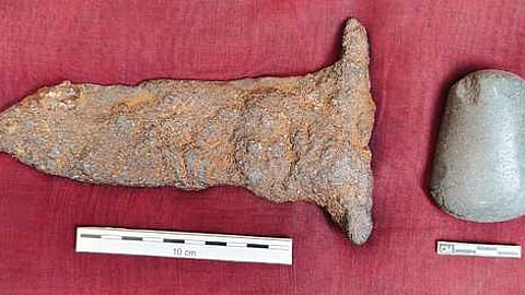 தென்பெண்ணையாற்றில் கண்டெடுக்கப்பட்டுள்ள இரும்பு ஆயுதம் மற்றும் புதிய கற்கால கைக்கோடாரி.