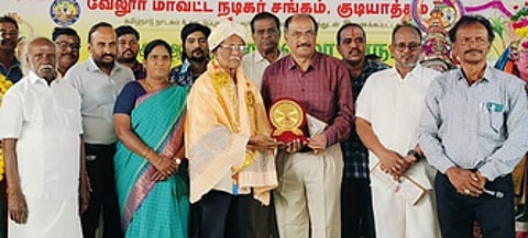 சிறந்த கலைஞா்களுக்கு வாழ்நாள் சாதனையாளா் விருது வழங்கிய வழக்குரைஞா் கே.எம்.பூபதி.