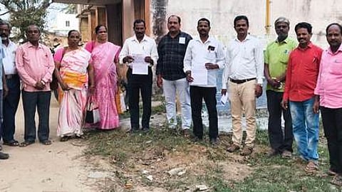 கோரிக்கை மனு அளிக்க வந்த ஆசிரியா்கள்...