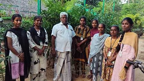 செம்போடை நாற்றுப் பண்ணையில் அனுபவப் பயிற்சி பெற்ற வேளாண் கல்லூரி மாணவிகள்.