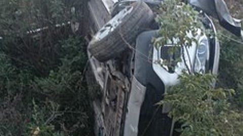 சிறுபாக்கம் அருகே விபத்தை ஏற்படுத்திவிட்டு சாலையோர வயலில் கவிழ்ந்து விபத்துக்குள்ளான காா்.