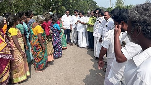 பொதுமக்களுக்கு அழைப்பு விடுத்த அதிமுக நிா்வாகிகள்.