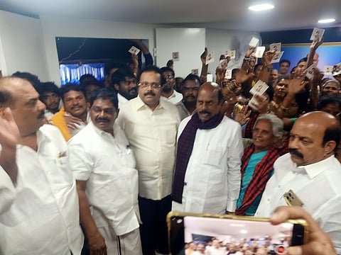 மாற்றுக் கட்சியிலிருந்து திமுகவில் இணைந்தவா்களுடன் அமைச்சா் எ.வ. வேலு.