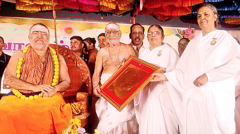 காஞ்சி சங்கராச்சாரிய சுவாமிகளுக்கு நினைவுப் பரிசு வழங்கிய பிரம்மகுமாரிகள்.