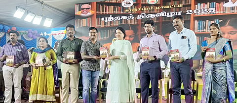 காஞ்சி திருக்கோயில்கள் என்ற நூலை ஆட்சியா் கலைச்செல்வி மோகனிடம் வழங்கிய நூலாசிரியரும், மருந்தாளுநருமான வே.பழனிவேலன்.