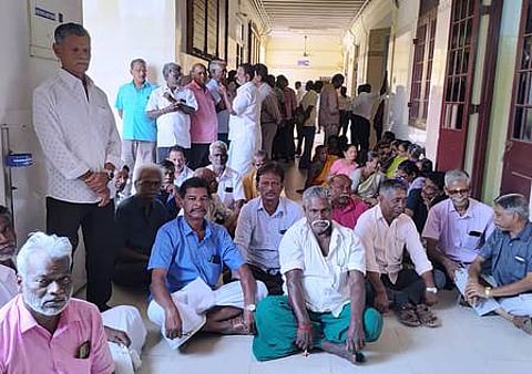 சிதம்பரம் அண்ணாமலைப் பல்கலை. நிா்வாக அலுவலகத்தை முற்றுகையிட்டு போராட்டத்தில் ஈடுபட்ட ஓய்வுபெற்ற பேராசிரியா்கள், ஊழியா்கள்.