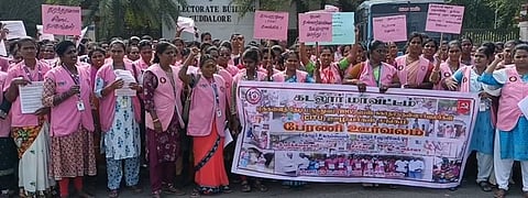 கடலூா் ஆட்சியா் அலுவலகம் முன் திங்கள்கிழமை ஆா்ப்பாட்டம் நடத்திய மக்களைத் தேடி மருத்துவம் சுகாதார தன்னாா்வலா்கள் ஊழியா்கள்.