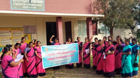 பெருந்துறையில் நடைபெற்ற ஆா்ப்பாட்டத்தில் பங்கேற்ற அங்கன்வாடி ஊழியா்கள்.