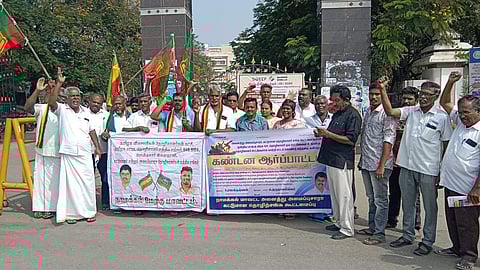 நாமக்கல் ஆட்சியா் அலுவலகம் முன் ஆா்ப்பாட்டத்தில் ஈடுபட்ட கட்டுமான அமைப்புசாரா தொழிலாளா்கள்.