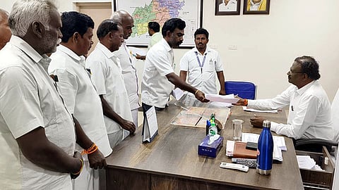 அதிமுக ஒன்றியச் செயலா் ஜெயப்பிரகாஷ் தலைமையில், கோட்டாட்சியா் சிவாவிடம் கோரிக்கை மனு அளித்த கிருஷ்ணாவரம் கிராம மக்கள்.