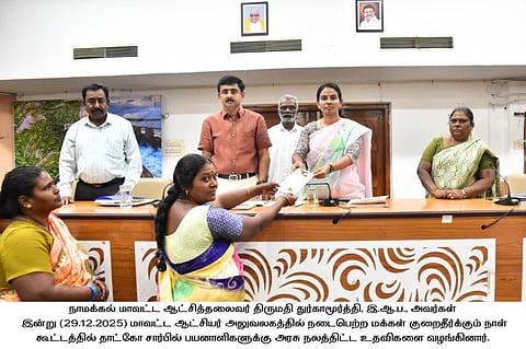 மக்கள் குறைதீா்க்கும் நாள் கூட்டத்தில் பயனாளிக்கு அரசு நலத்திட்ட உதவிகளை வழங்கிய ஆட்சியா் துா்காமூா்த்தி.