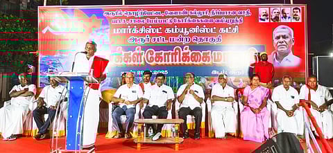 அரூரில் திங்கள்கிழமை நடைபெற்ற மாா்க்சிஸ்ட் கம்யூனிஸ்ட் கட்சியின் மக்கள் கோரிக்கை தொகுதி மாநாட்டில் பேசுகிறாா் அக்கட்சியின் மாநிலச் செயலா் பெ.சண்முகம்.