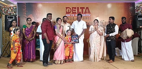 மாணவிகளுக்கு சான்றிதழ் வழங்கி எம்எல்ஏ எஸ். ராஜகுமாா்.