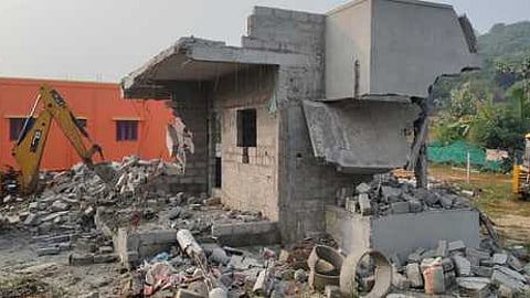 கீரப்பாக்கம் ஊராட்சியில் வருவாய்த் துறையினரால் இடித்து அகற்றப்பட்ட ஆக்கிரமிப்புகள்