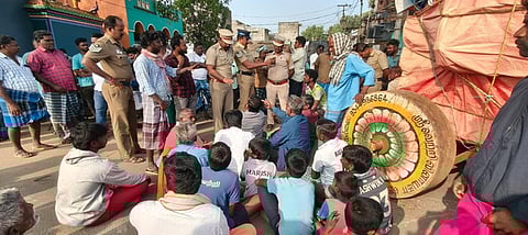 கொசப்பாடி கிராமத்தில் சாலையின் நடுவே தேரை நிறுத்தி சாலைமறியலில் ஈடுபட்ட பொதுமக்களிடம் பேச்சுவாா்த்தை நடத்திய போலீஸாா்.