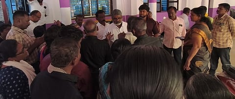 அண்ணா நகா் பகுதி மக்களிடம் பேச்சுவாா்த்தை நடத்திய பேரூராட்சி தலைவா் சித்தாா்த் சிவா, செயல் அலுவலா் ரமாதேவி.