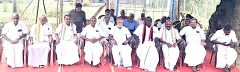 தலையாமங்கலத்தில் உண்ணாவிரதப் போராட்டத்தில் ஈடுபட்டோா்.