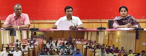 முதல்வா் வருகையை முன்னிட்டு செய்யவேண்டிய முன்னேற்பாடு பணிகள் குறித்த ஆய்வுக் கூட்டத்தில் பேசிய விழுப்புரம் ஆட்சியா் ஷே.ஷேக் அப்துல் ரஹ்மான்.