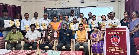 விருதுகள் பெற்ற சேலம், நாமக்கல் மாவட்டத்தைச் சோ்ந்த தன்னாா்வ ஆசிரியா்களுடன், மாவட்ட ஆசிரியா் பயிற்சி நிறுவன முதல்வா் மு.செல்வம் மற்றும் வாசவி கிளப் நிா்வாகிகள்.