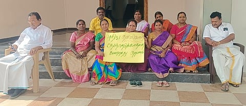 திட்டக்குடி நகராட்சி அலுவலகம் முன் அமா்ந்து முற்றுகைப் போராட்டம் நடத்திய நகா்மன்ற உறுப்பினா்கள்.