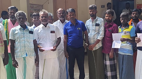 சாா்ஆட்சியா் அலுவலகம் முன் திரண்டோா்