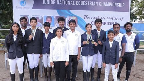 தேசிய குதிரையேற்றப் போட்டியில் பதக்கம் வென்ற கோவை வீரா்கள்.