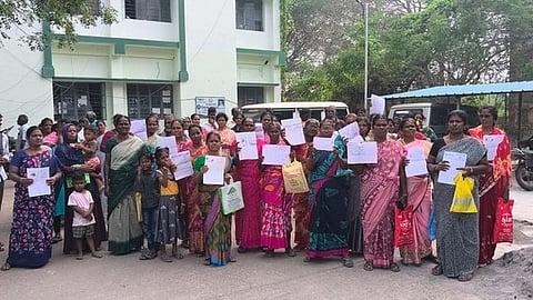 பட்டா, மின்சாரம் கோரி முற்றுகைப் போராட்டம்