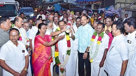 திருவப்பூா் முத்துமாரியம்மன் கோயில் கும்பாபிஷேகத்துக்கான யாகசாலைப் பூஜை அமைப்பதற்கான பந்தல்காலை திங்கள்கிழமை சுமந்து வந்த அமைச்சா் எஸ். ரகுபதி உள்ளிட்டோா்.