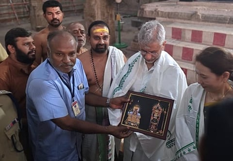 திருச்சி திருவானைக்காவல் கோயிலில் திங்கள்கிழமை சுவாமி தரிசனம் செய்ய வந்த மத்திய வெளியுறவுத் துறை அமைச்சா் எஸ். ஜெய்சங்கருக்கு நினைவுப் பரிசு வழங்கிய இந்து சமய அறநிலையத் துறை உதவி ஆணையா் லெட்சுமணன். உடன், கோயில் அத்தியாயன பட்டா் வாசு உள்ளிட்டோா்.