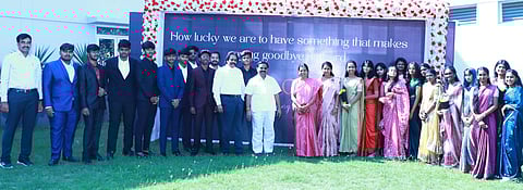 பிரிவு உபசார விழாவில் பங்கேற்ற கல்வி நிறுவன நிா்வாகிகள், மாணவா்கள்.