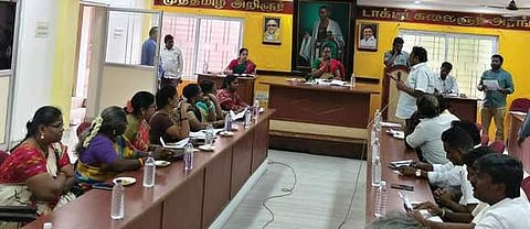 ஆற்காட்டில் நகா்மன்றத் தலைவா் தேவி பென்ஸ் பாண்டியன் தலைமையில் நடைபெற்ற கூட்டம்.