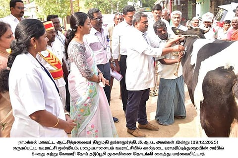 எருமப்பட்டி ஒன்றியம், பழையபாளையம் கிராமத்தில் கால்நடைகளுக்கான கோமாரி நோய் தடுப்பூசி முகாமை தொடங்கிவைத்த ஆட்சியா் துா்காமூா்த்தி.