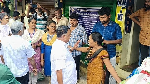 கடைகளுக்கு ‘சீல்’ வைக்க சென்ற அலுவலா்களிடம் வாக்குவாதத்தில் ஈடுபட்ட பெண்.